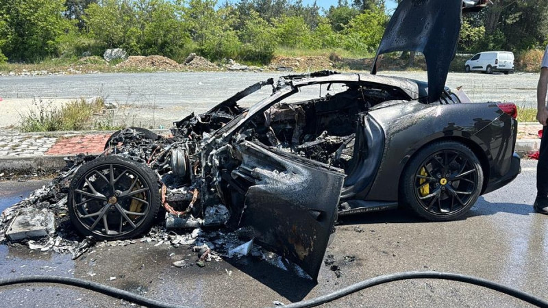 Beşiktaş Başkanı Serdal Adalı’nın Oğlunun 20 Milyon TL’lik Ferrari Marka Arabası Yandı