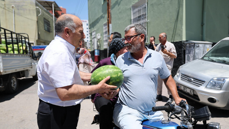 Başkan Demirçalı halka ücretsiz karpuz dağıttı