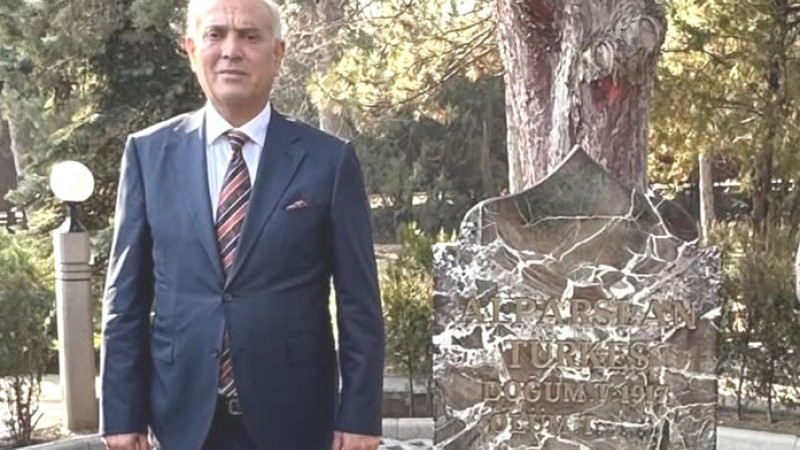 'Türkeş, çileyle yoğrulmuş onurlu bir ömrün adıdır'