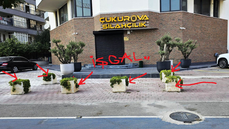Silahçıdan kaldırım işgali..